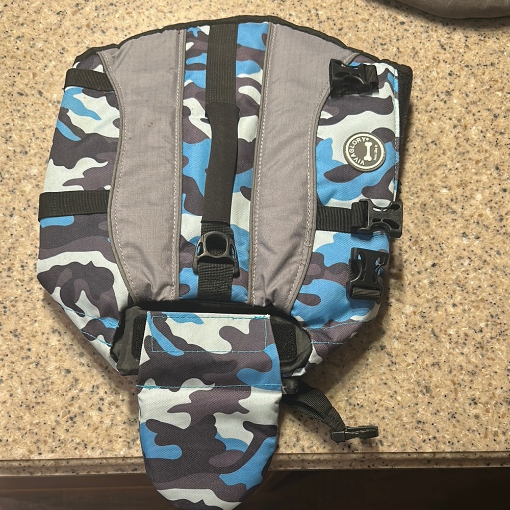 Medium/possible small dog lifevest Camouflage